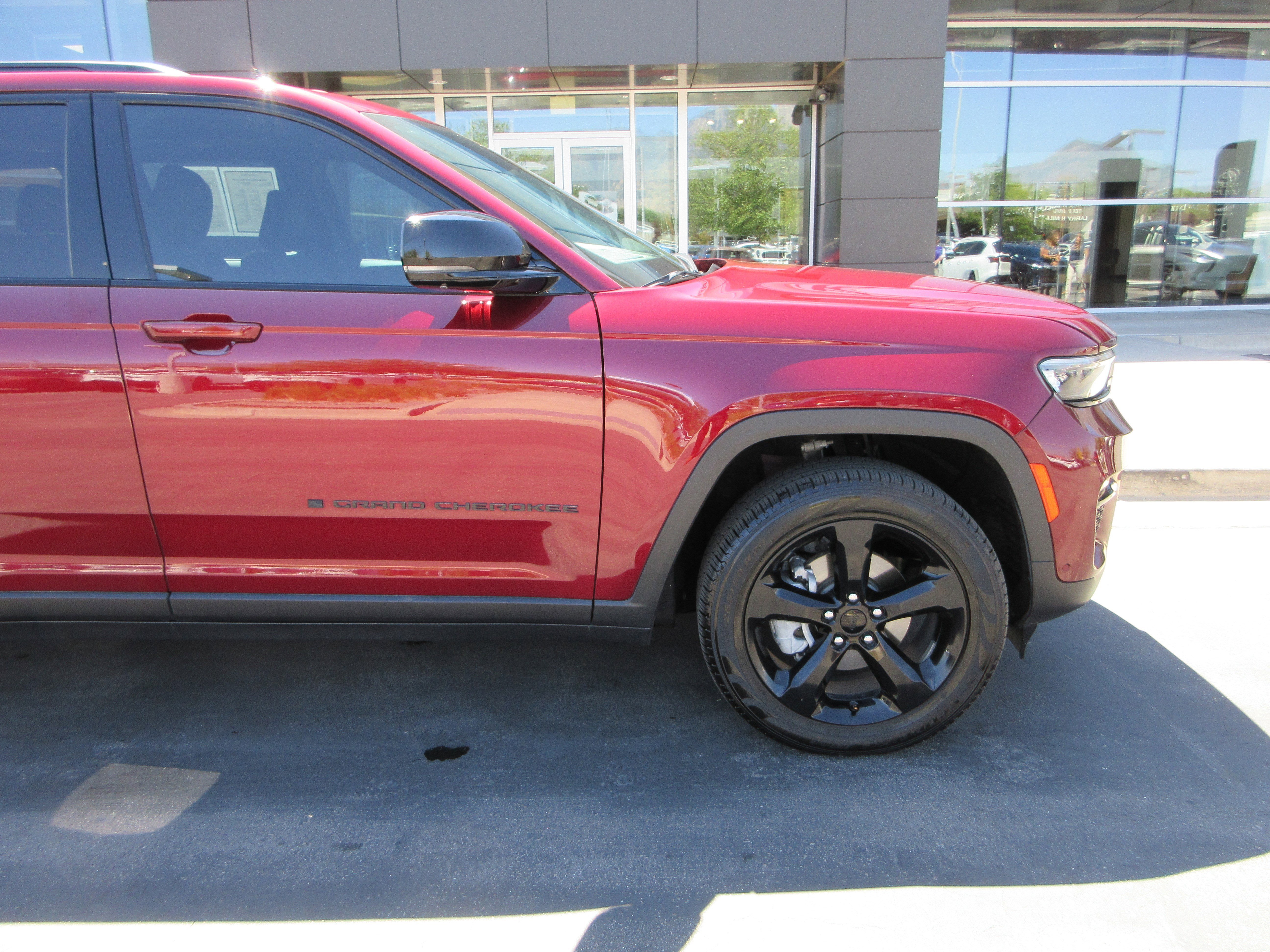 Used 2024 Velvet Red Pearlcoat Jeep Limited image 12