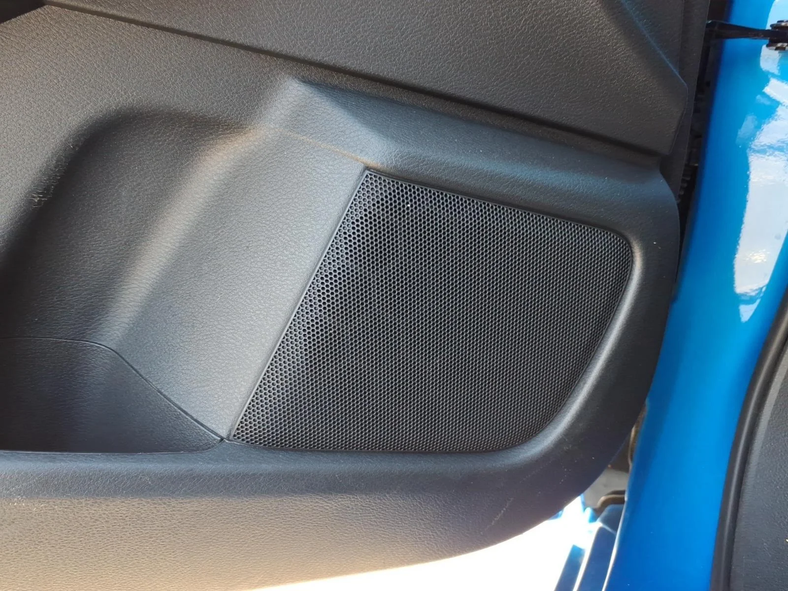 Used 2022 Electric Blue Metallic Nissan SV image 5