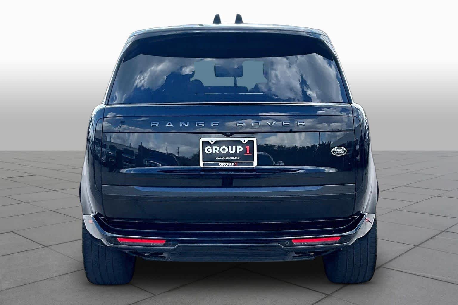 Used 2023 Santorini Black Metallic Land Rover SE image 5
