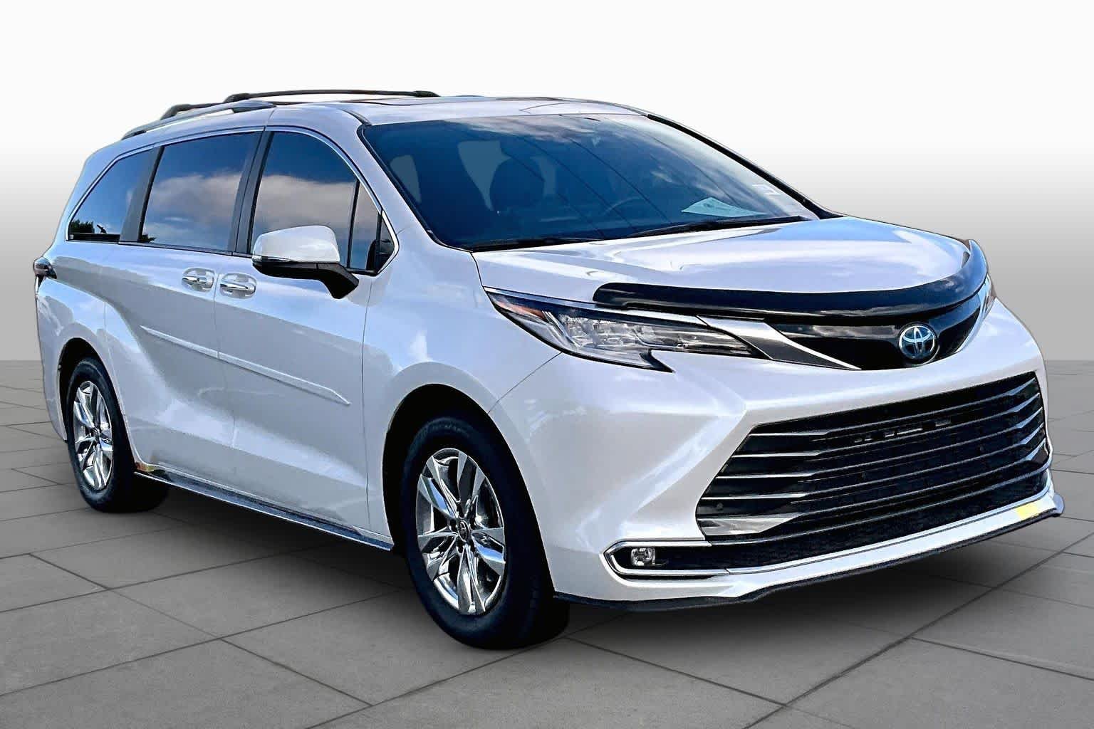 Used 2025 Wind Chill Pearl Toyota Limited image 3