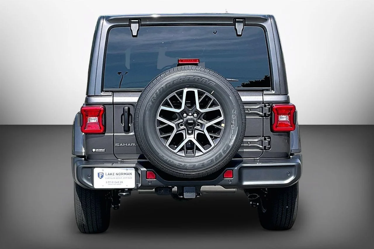 New 2026 Granite Crystal Metallic Clear-Coat Exterior Paint Jeep Sahara image 7