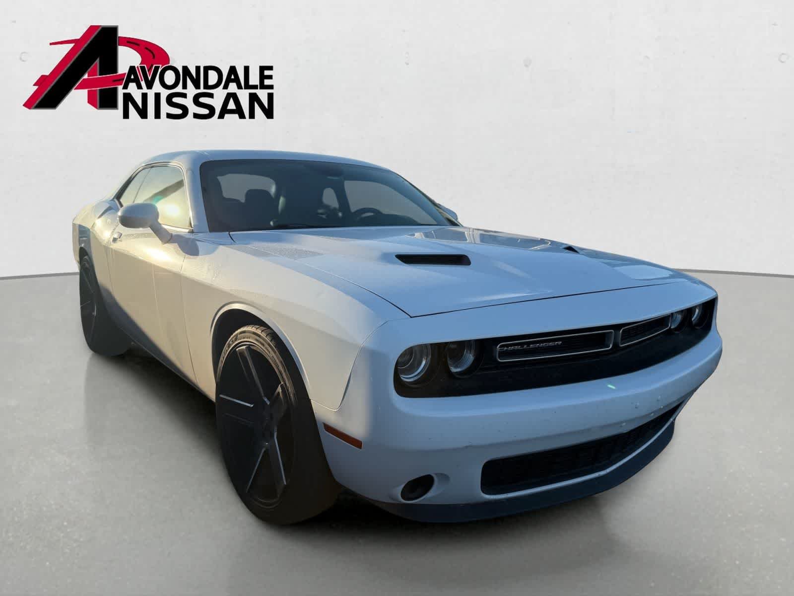 Used 2016 Bright White Clearcoat Dodge SXT image 5