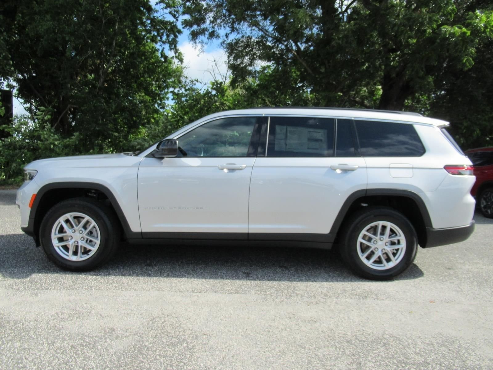 New 2026 Silver Zynith Exterior Paint Jeep Laredo X image 4