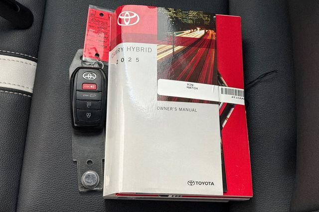 Used 2025 Ice Cap Toyota SE image 13