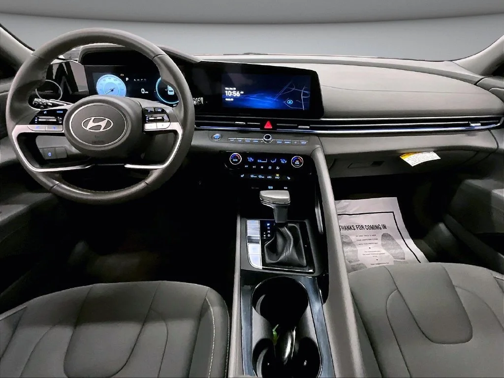Used 2025 Silver Hyundai SEL Convenience image 7