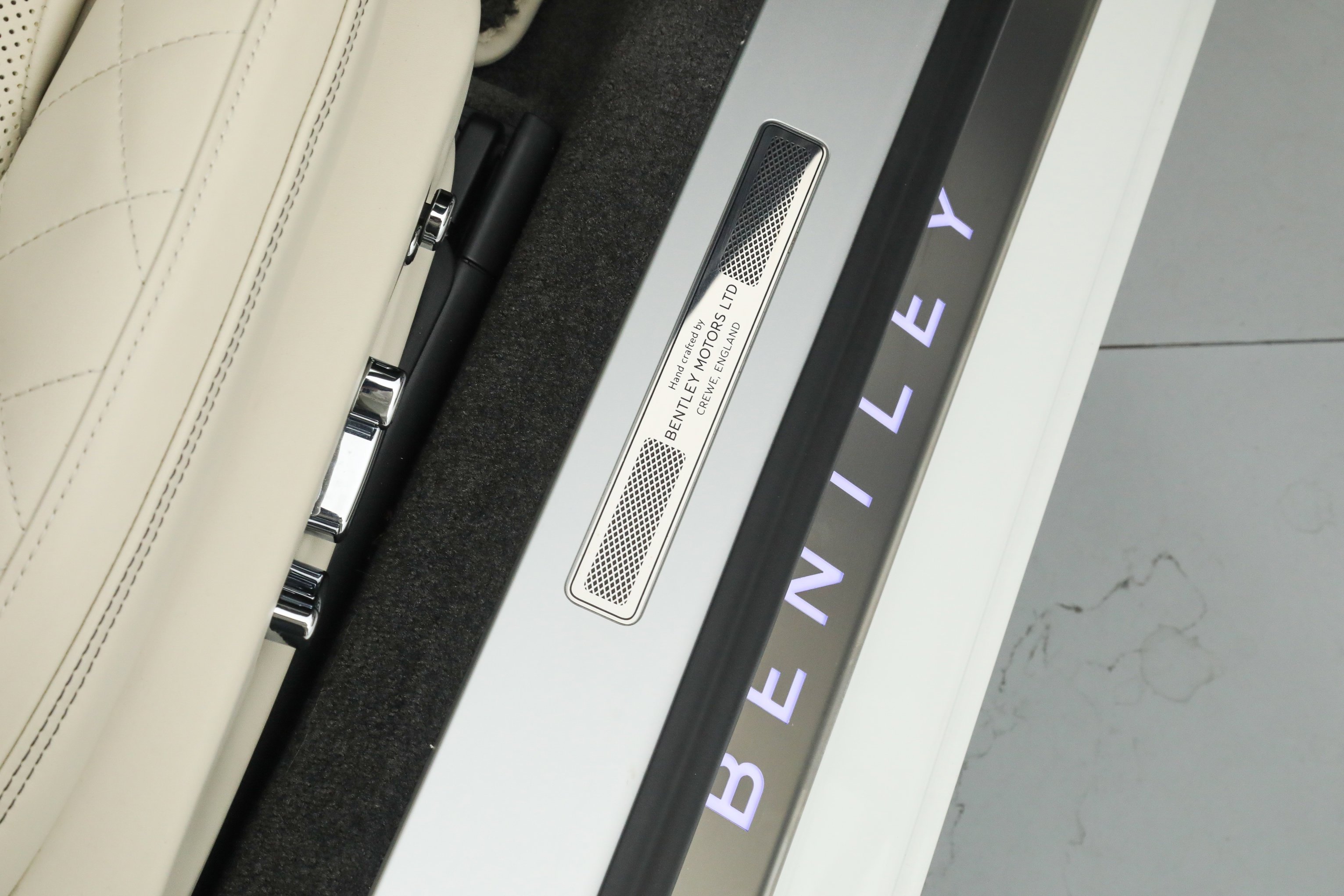 Used 2022 White Bentley GT V8 Convertible image 19