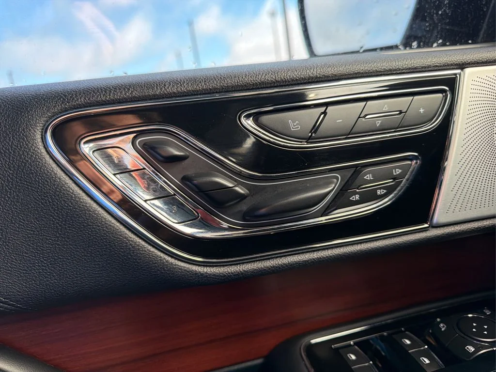 Used 2019 Black Metallic Lincoln Reserve image 16