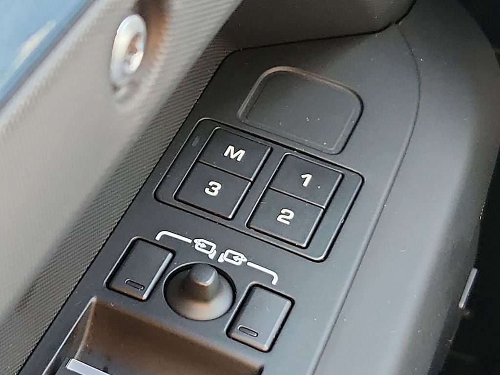 2025 Land Rover Defender S - Photo 24