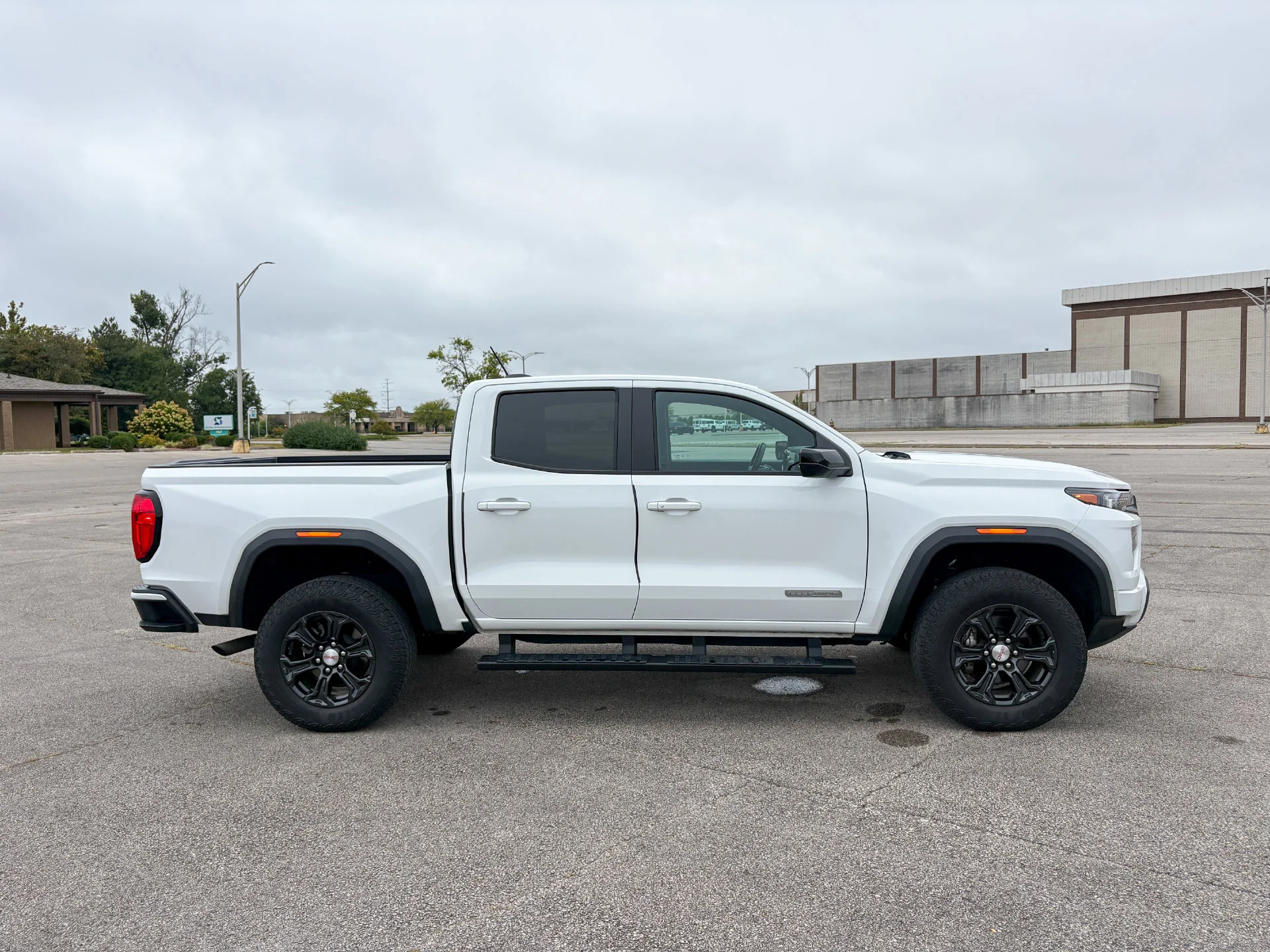 Used 2023 White GMC Elevation image 13