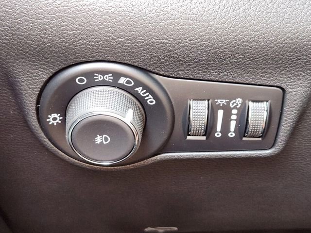 New 2026 Bright White Clear-Coat Exterior Paint Jeep Latitude image 21