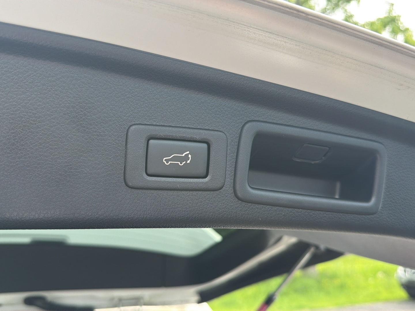 Used 2018 Crystal White Pearl Subaru Premium image 11