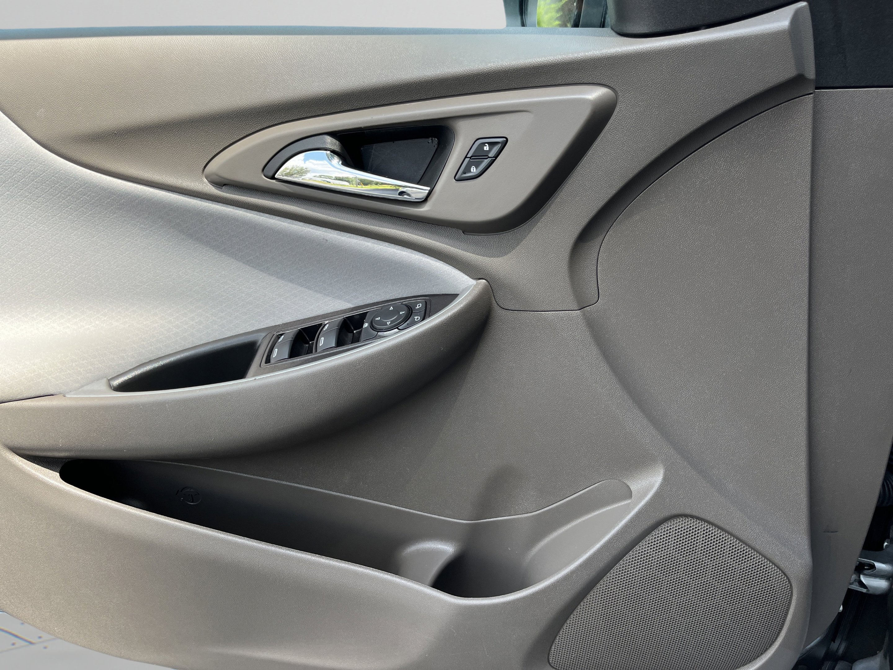 Used 2025 Sterling Gray Metallic Chevrolet  image 27