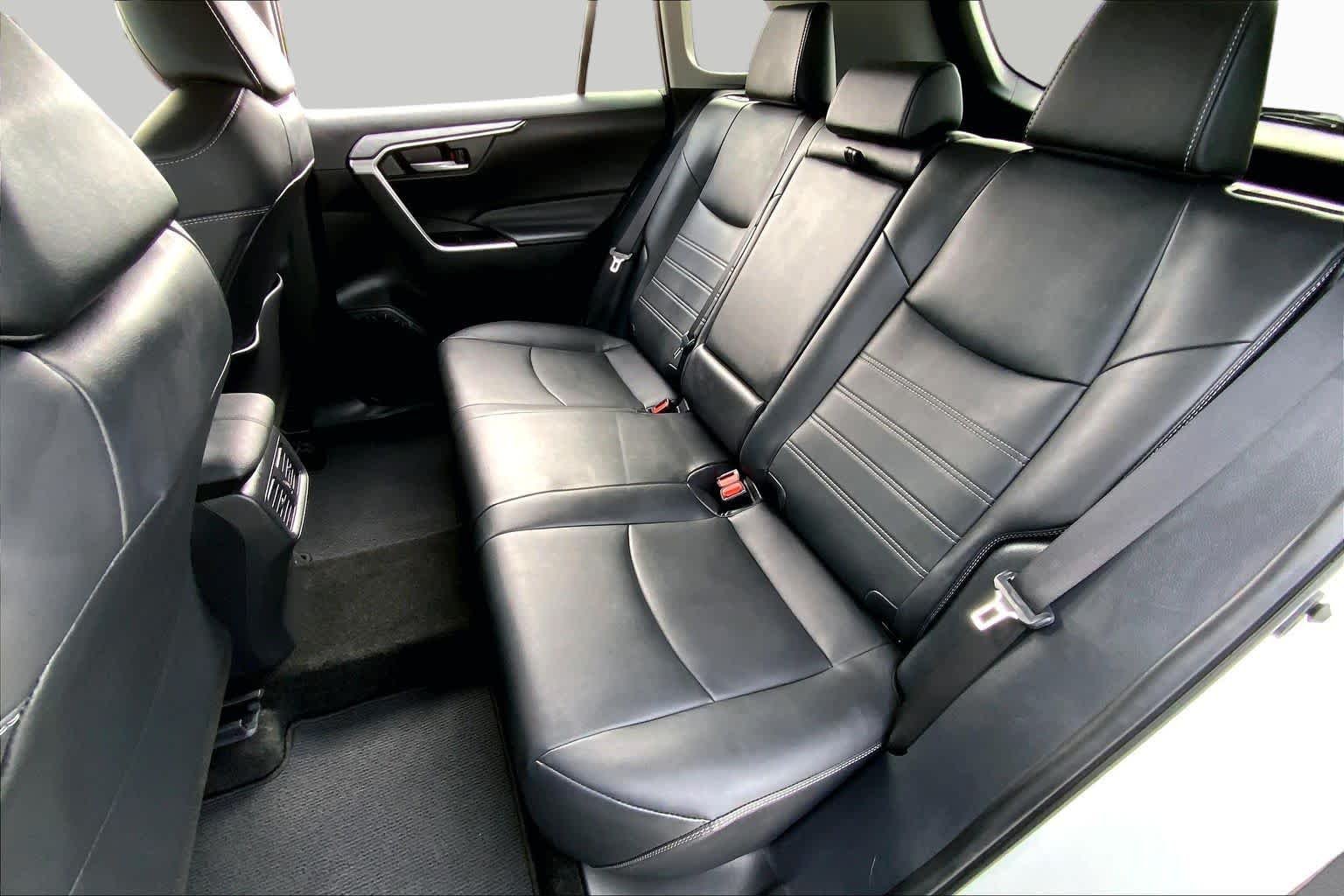 Used 2025 Wind Chill Pearl Toyota XLE Premium image 20