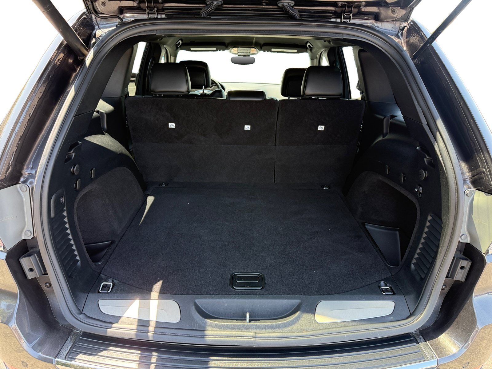 Used 2018 Crystal Metallic Jeep Limited image 17