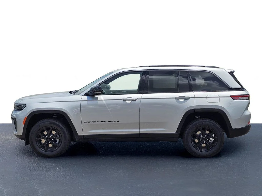 New 2026 Silver Zynith Exterior Paint Jeep Altitude image 13