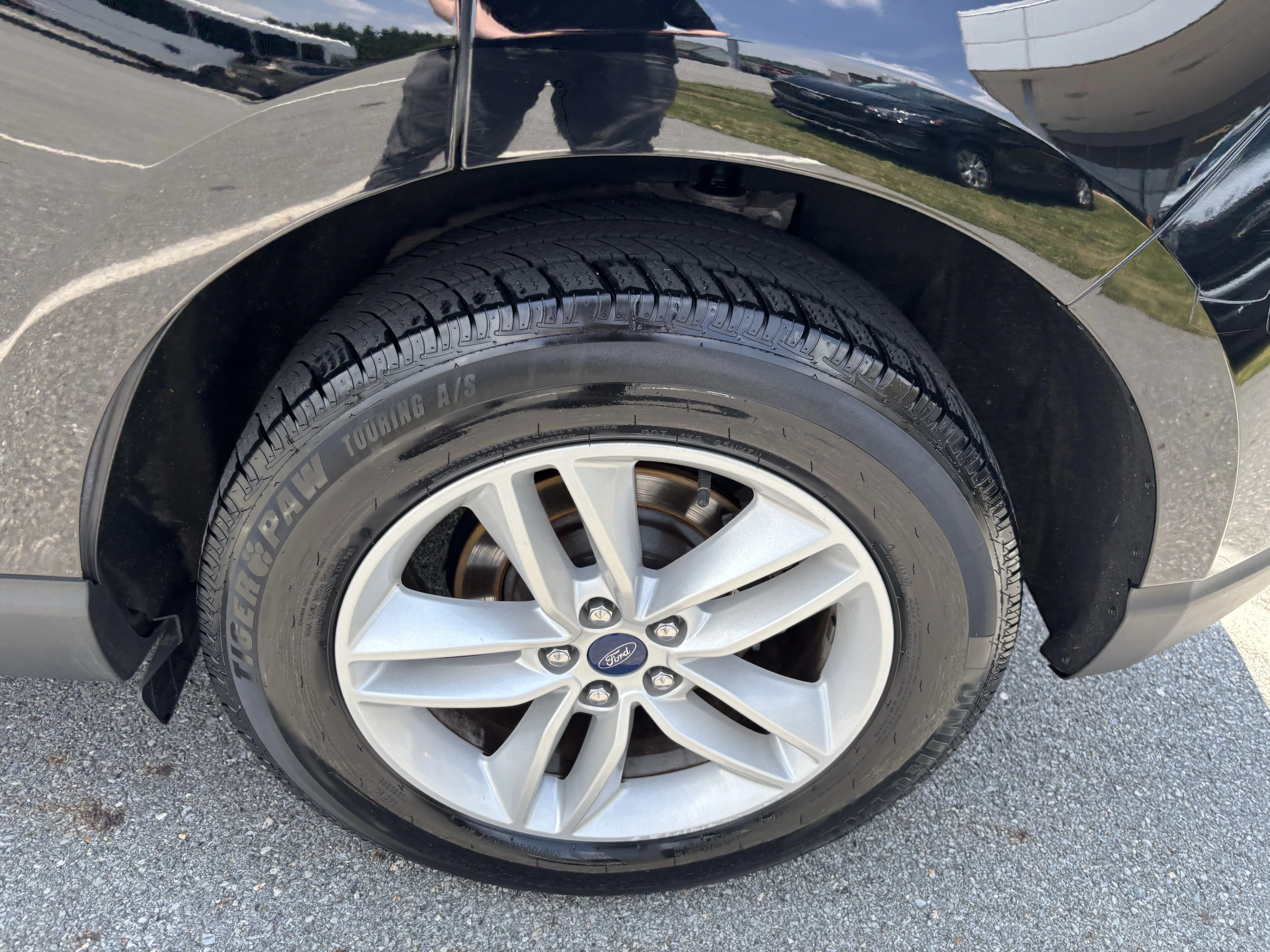 Used 2018 Shadow Black Ford SEL image 41