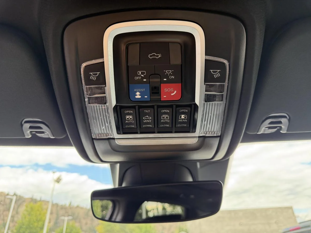 Used 2024 White RAM Laramie 4x4 Crew Cab image 32