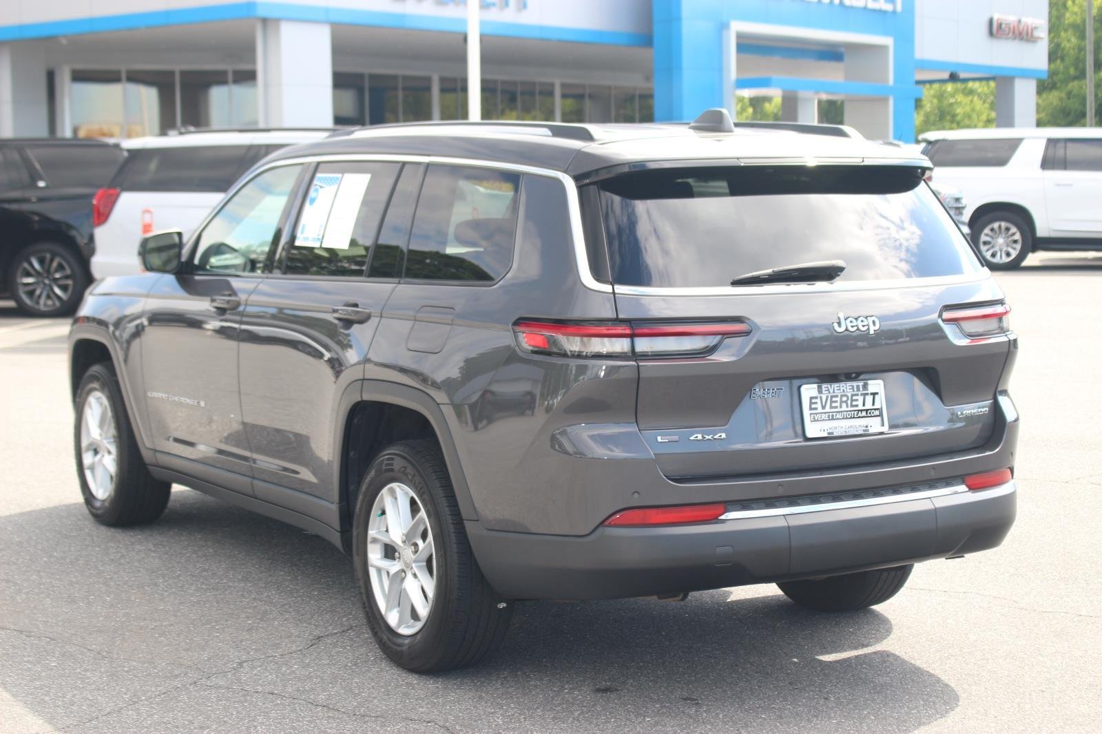 Used 2022 Gray Jeep Laredo image 5