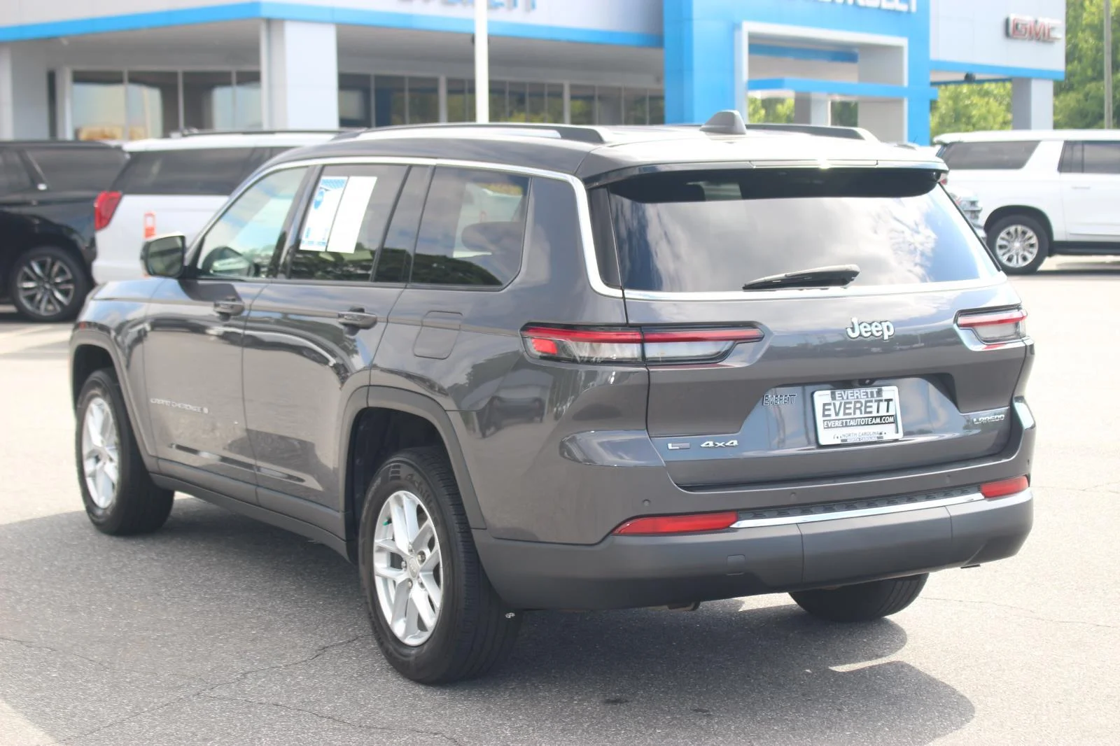 Used 2022 Gray Jeep Laredo image 5