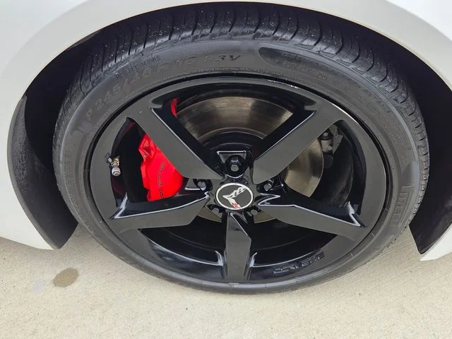 Used 2015 White Chevrolet Stingray image 16