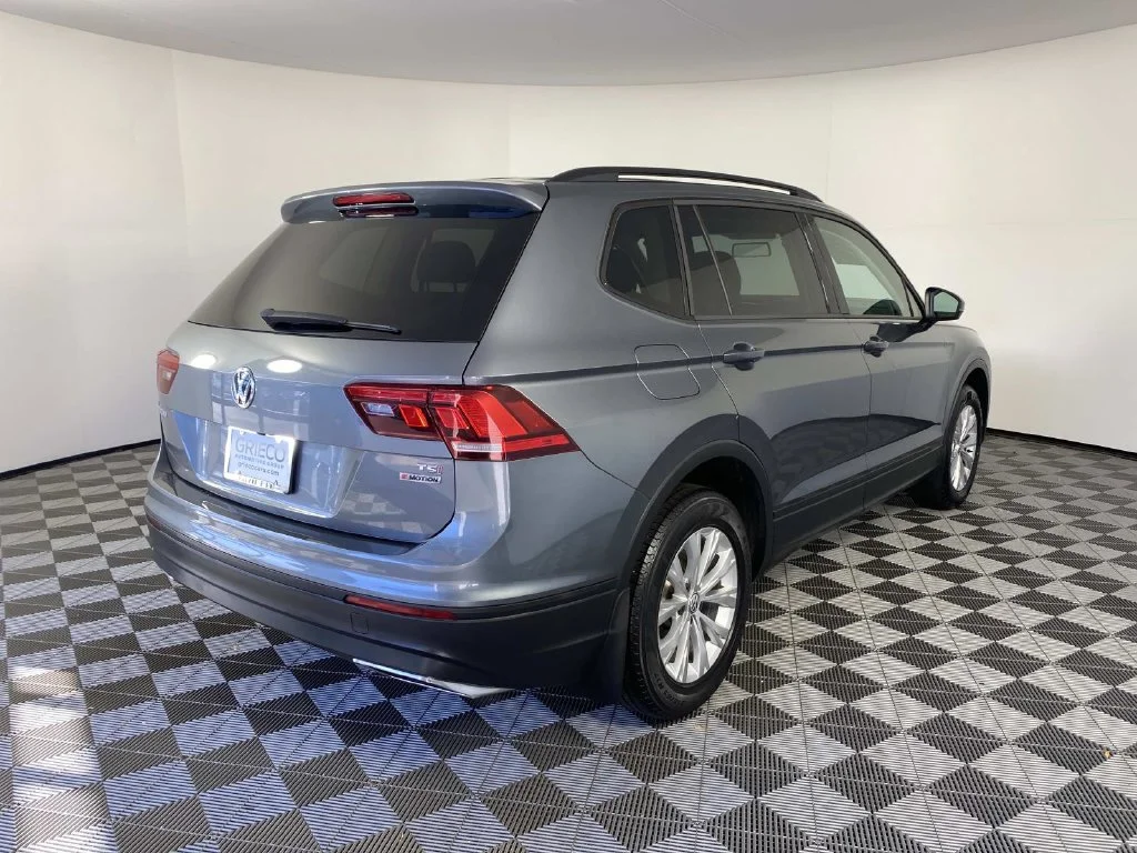 Used 2018 Platinum Gray Metallic Volkswagen 2.0T S image 9