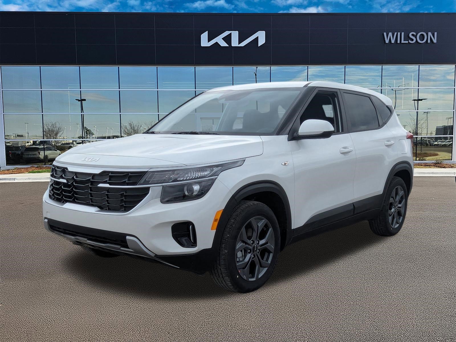 New 2026 Snow White Pearl Kia LX image 4