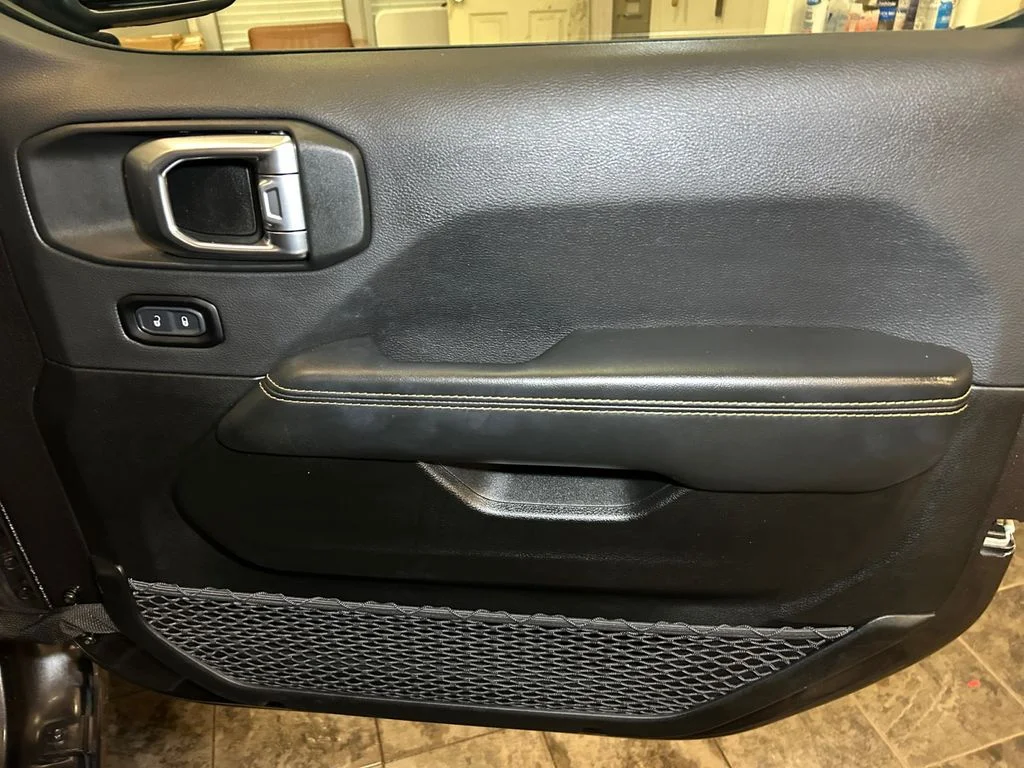 Used 2025 Crystal Metallic Jeep Sahara image 17