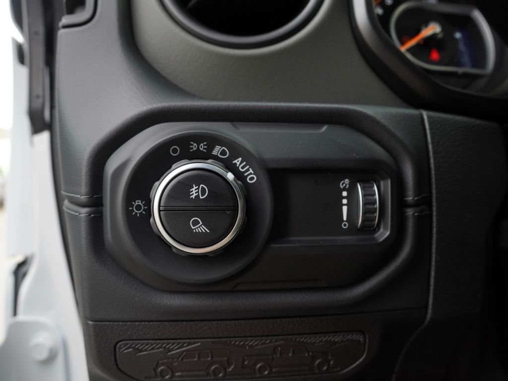 New 2026 Bright White Clear-Coat Exterior Paint Jeep Mojave image 11