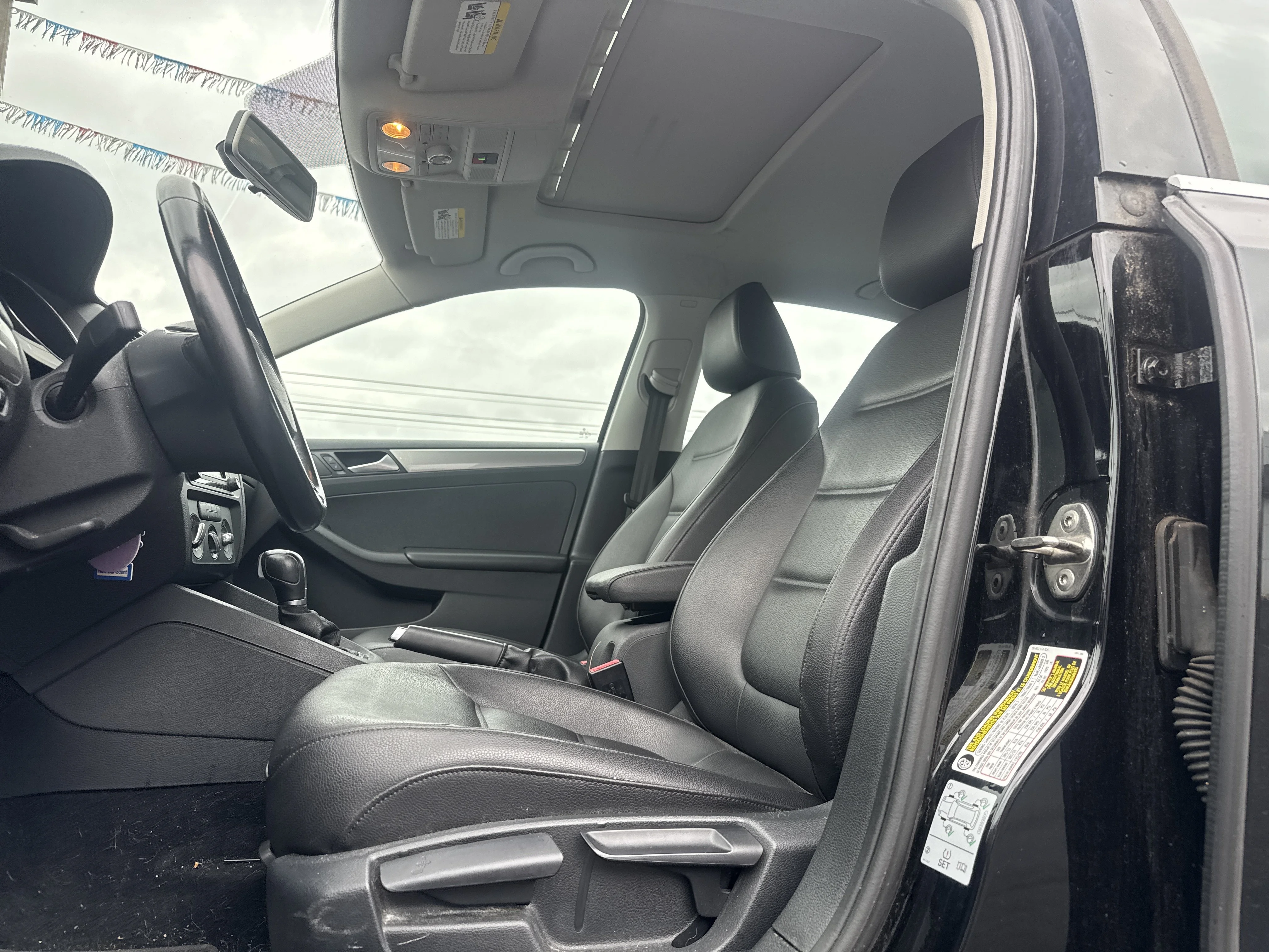 Used 2018 Black Uni Volkswagen 1.4T SE image 12