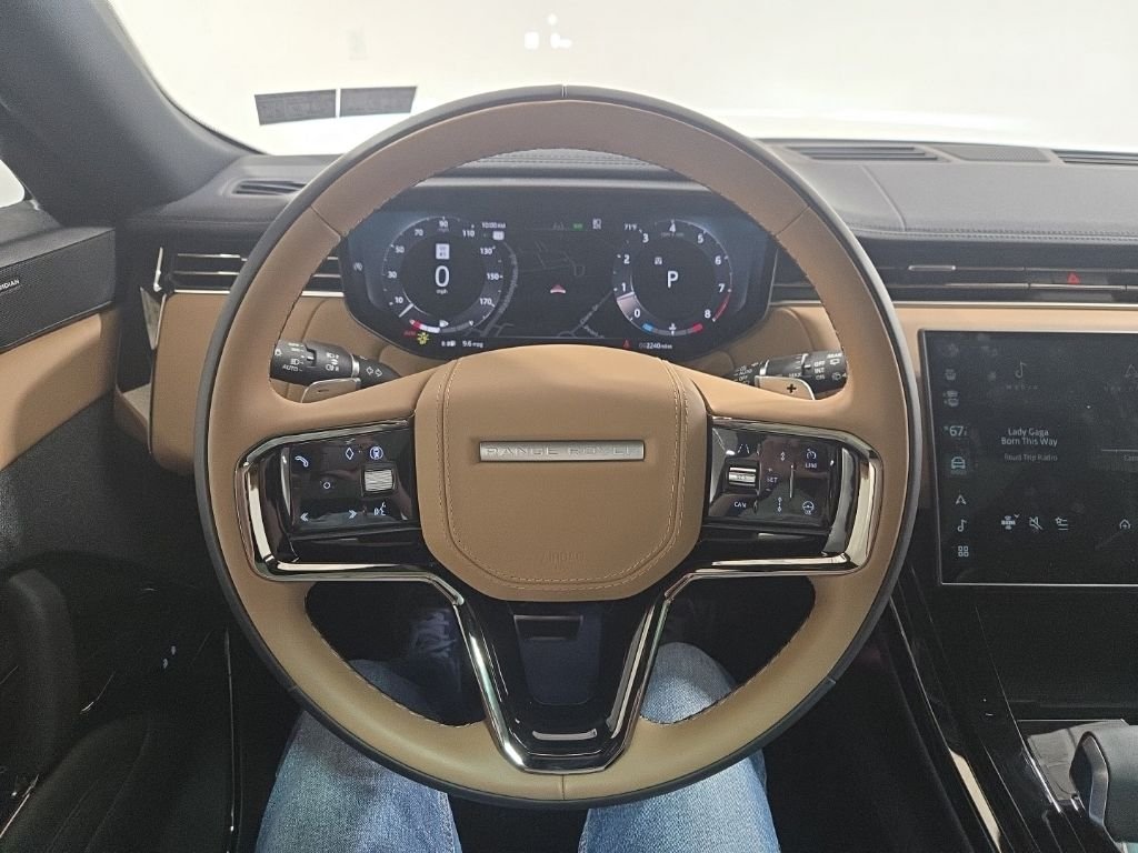 Used 2025 Fuji White Land Rover Dynamic SE image 10
