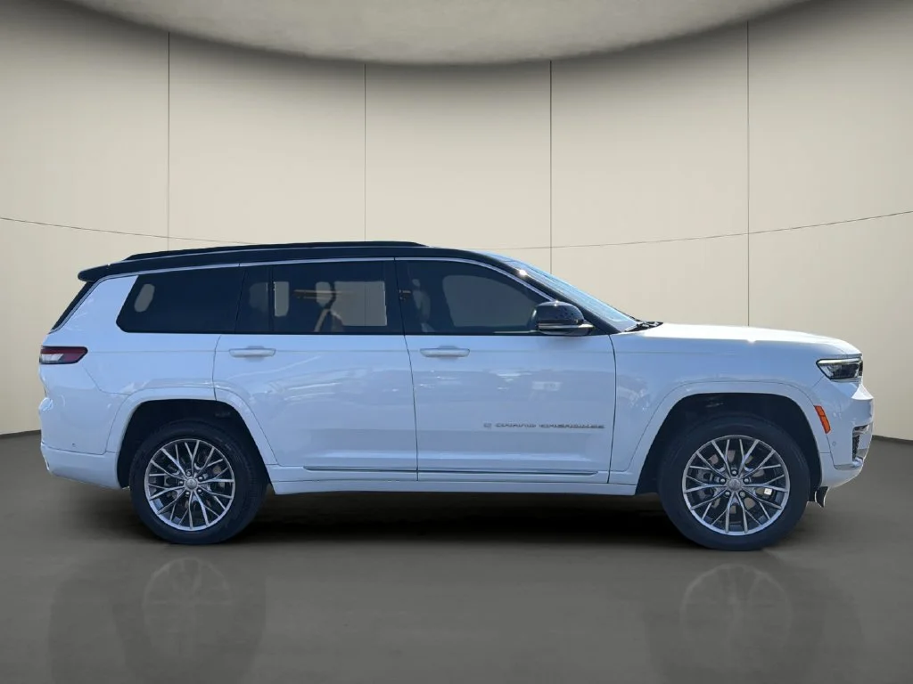 Used 2025  Jeep Summit image 8