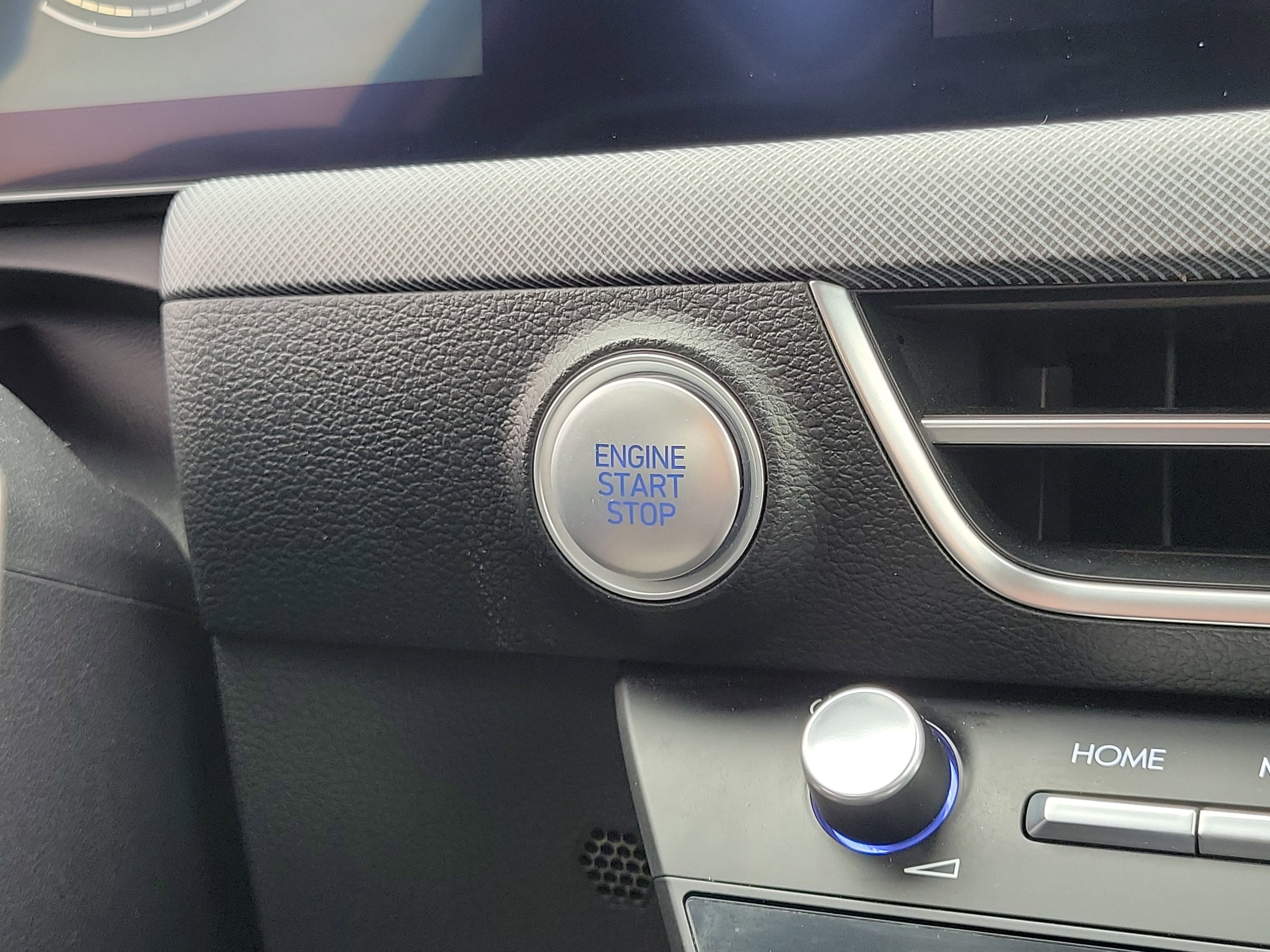Used 2025 Aero Silver Hyundai SEL image 28