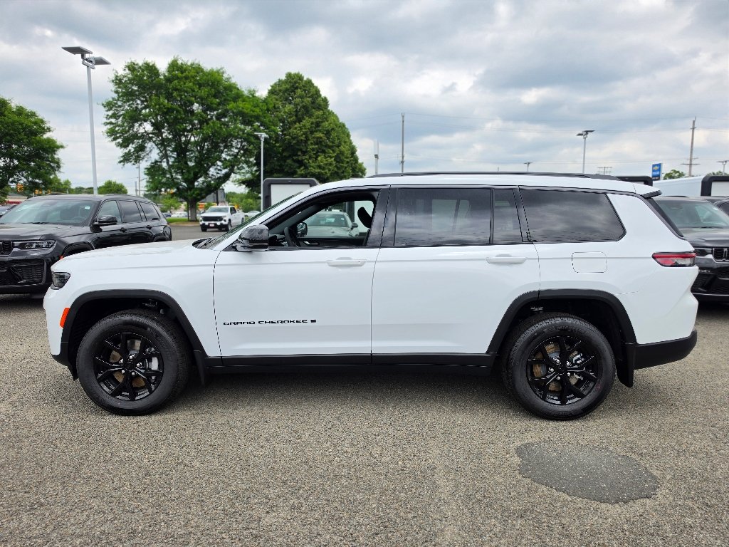 New 2026 Bright White Clear-Coat Exterior Paint Jeep Limited Reserve image 9
