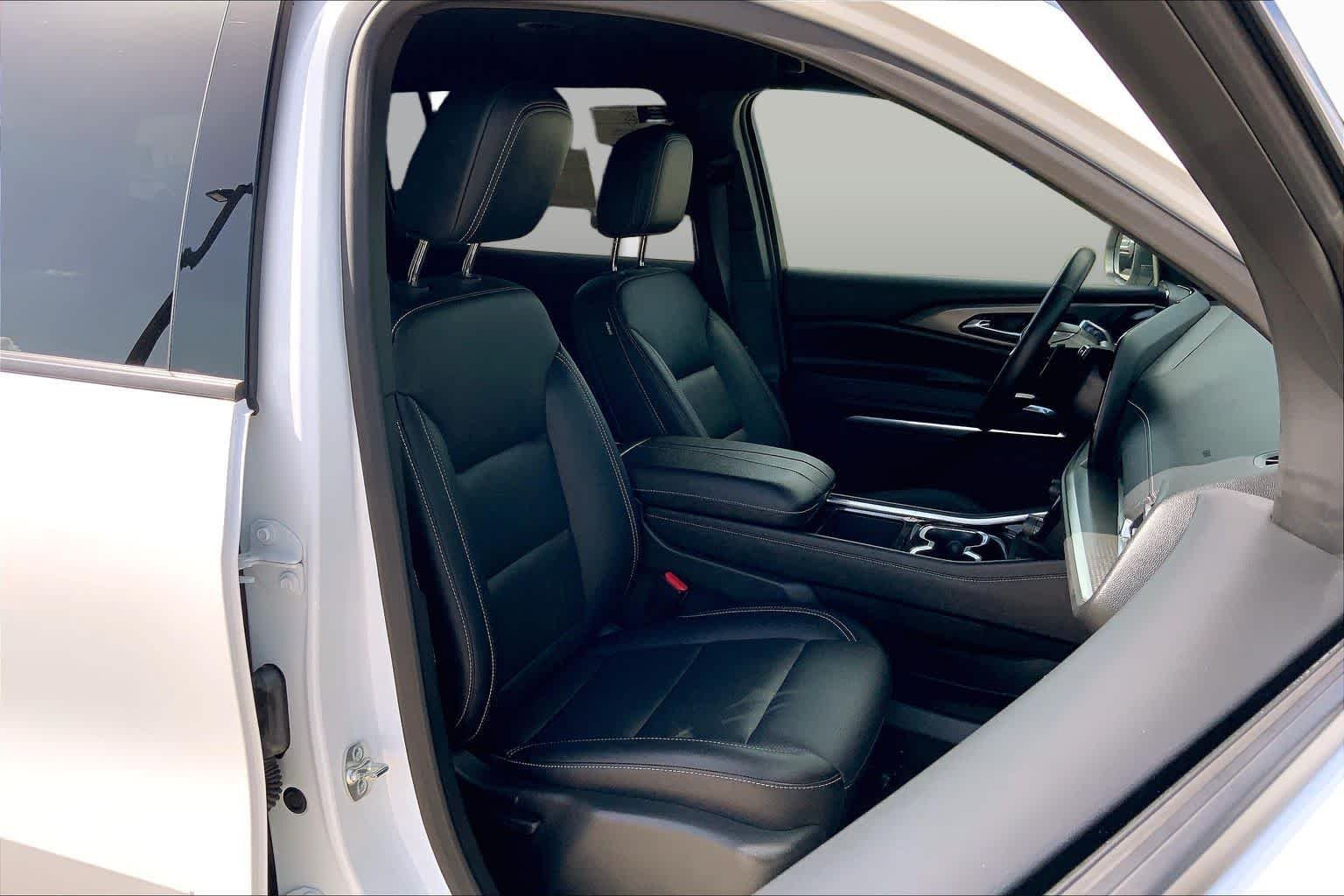 Used 2025 Summit White Chevrolet FWD LT image 9