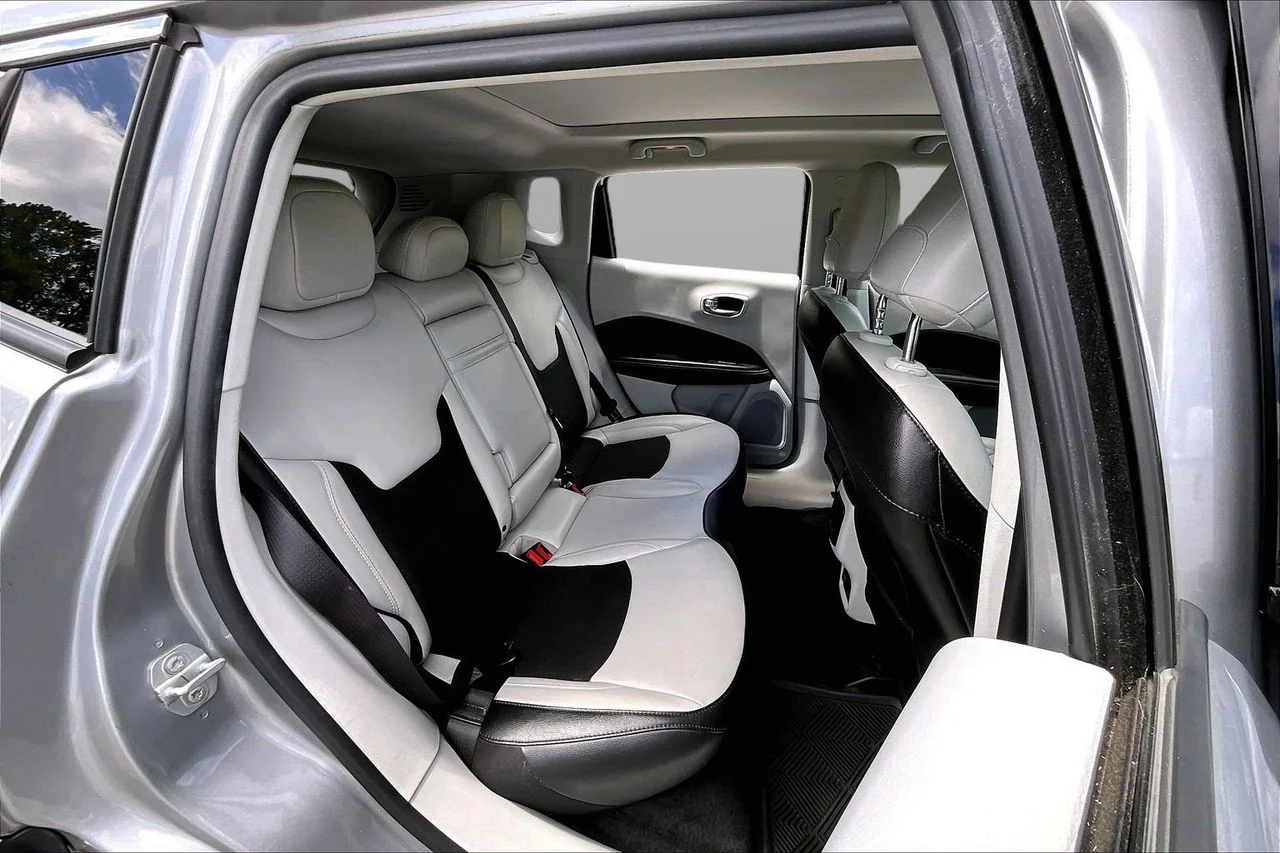 Used 2019 Silver Jeep Latitude image 24