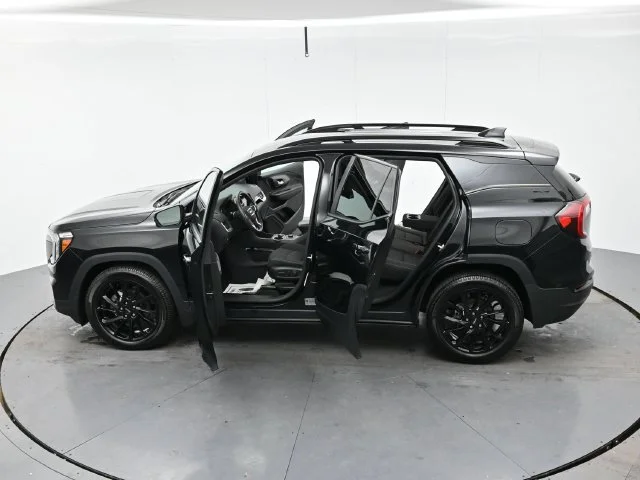 Used 2023 EBONY TWILIGHT METALLIC GMC SLE image 42