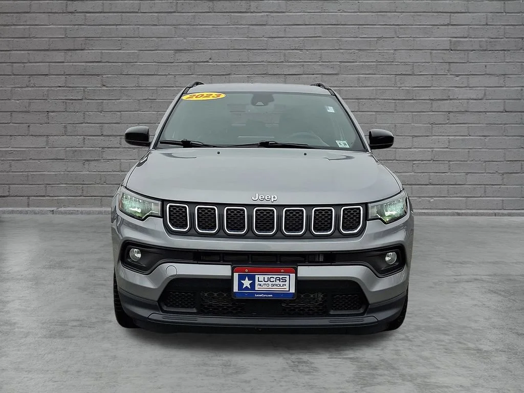 Used 2023 Billet Silver Metallic Clearcoat Jeep Latitude image 4