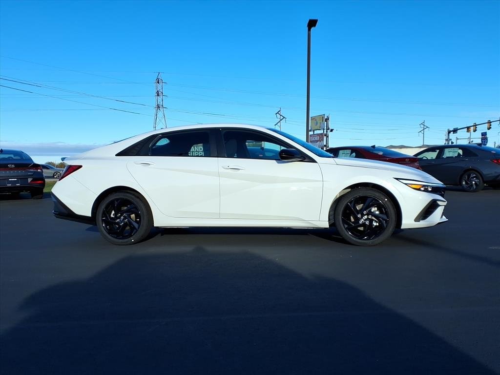 2026 Hyundai Elantra SEL Sport photo 2