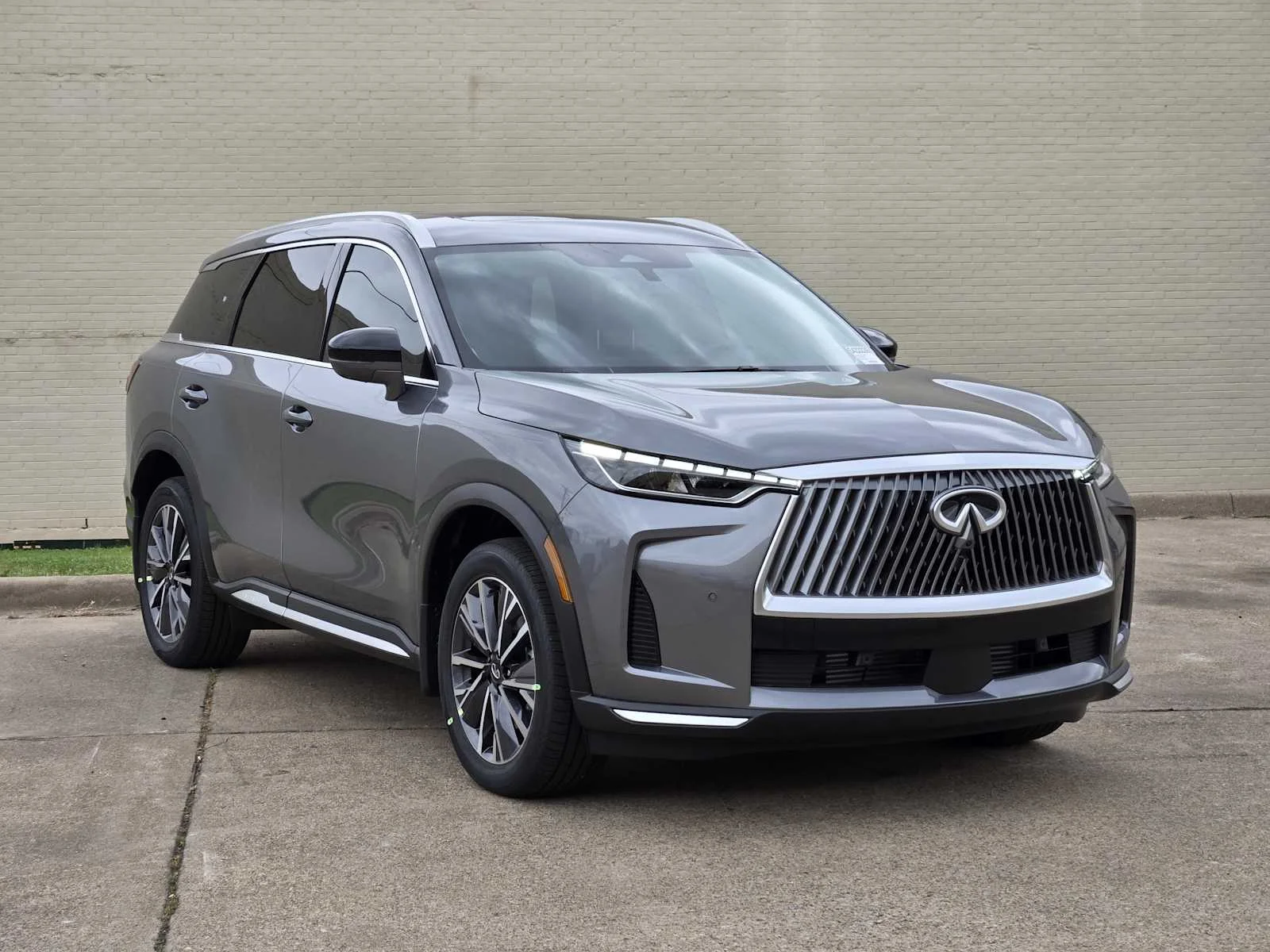 Certified Used 2026 Graphite Shadow INFINITI LUXE image 2