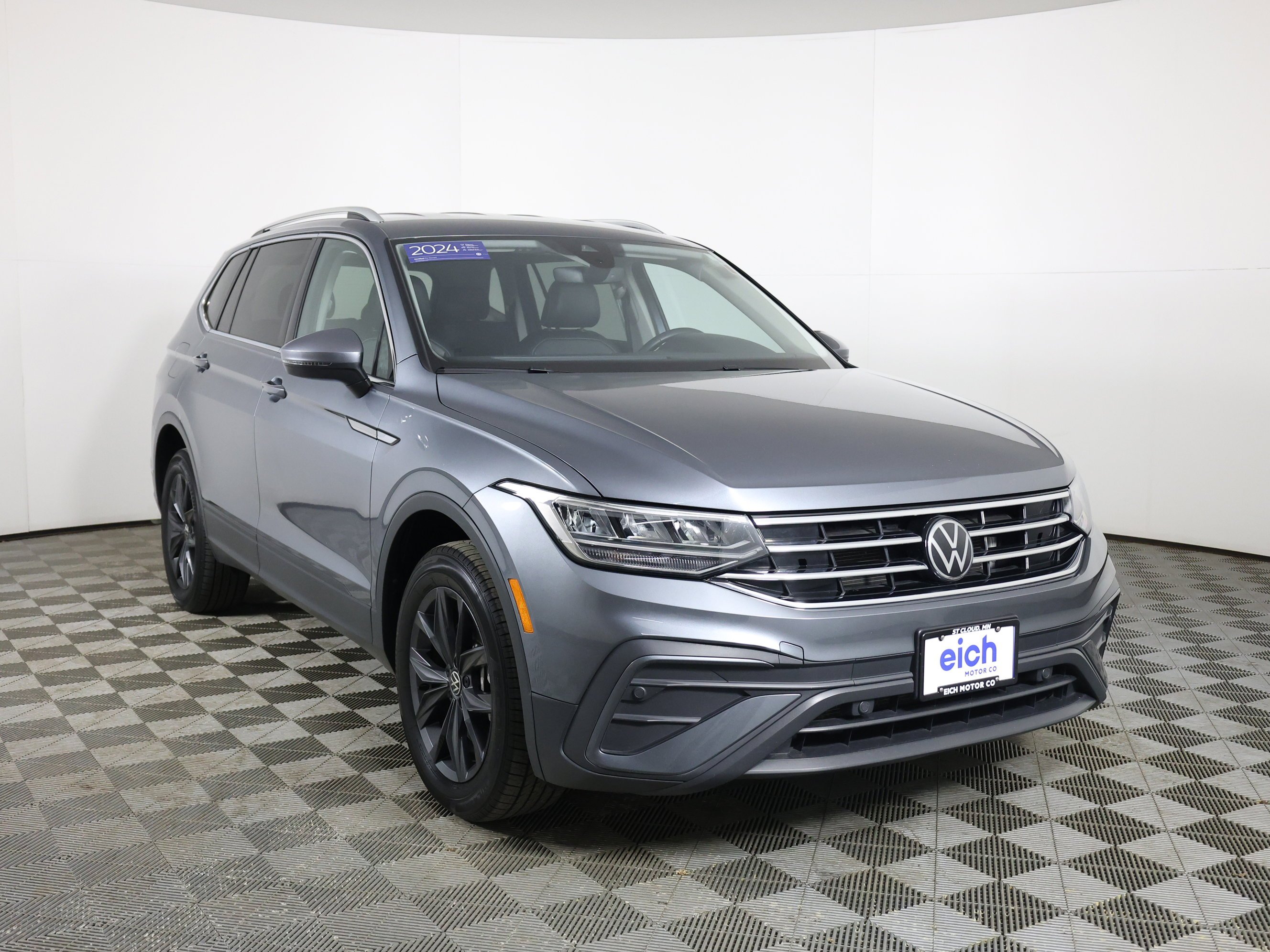 Used 2024 PLATINUM GRAY Volkswagen SE image 1