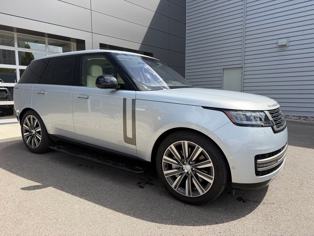 Used 2023 Hakuba Silver Metallic Land Rover SE image 4