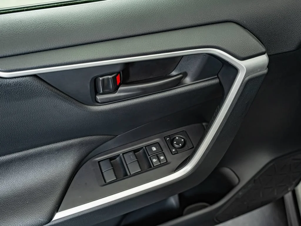 Used 2025 Ice Toyota LE image 17