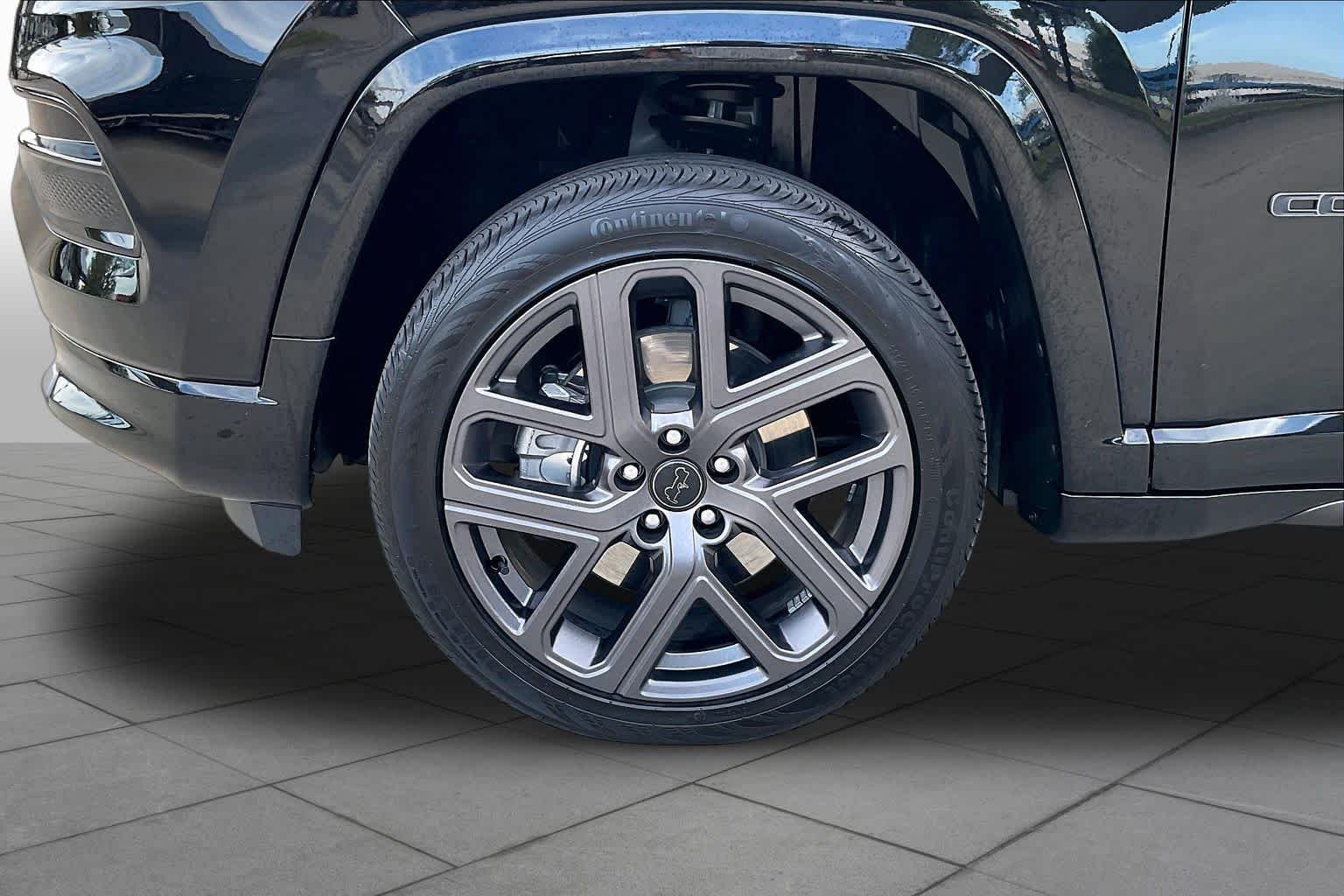 Used 2025 Diamond Black Crystal Pearlcoat Jeep Limited image 11
