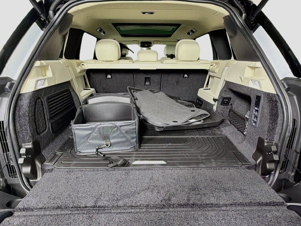 New 2027 Fuji White Land Rover SE image 28