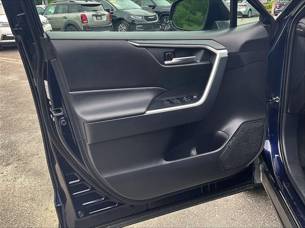 Used 2025  Toyota XLE image 9