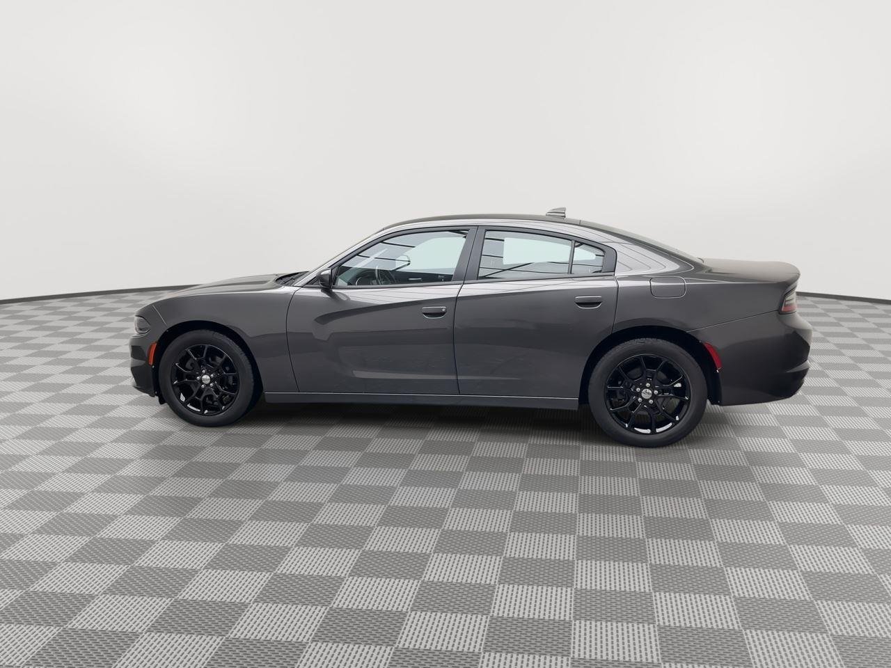 Used 2017 Granite Pearlcoat Dodge SXT image 31