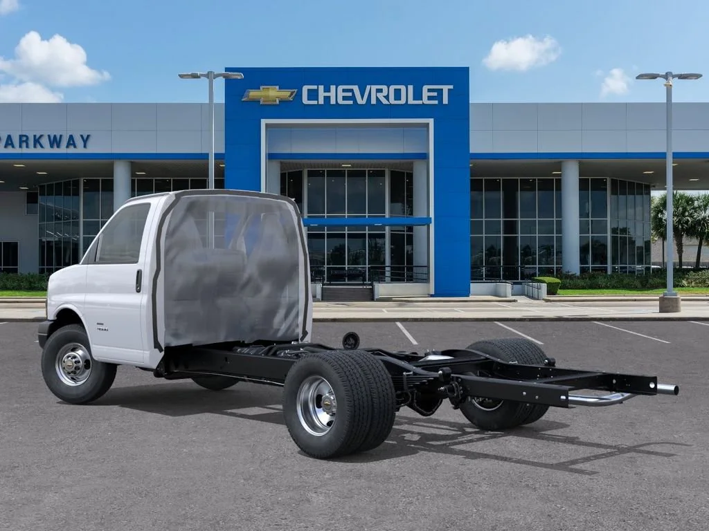 New 2026 Summit White Chevrolet 2WT image 3