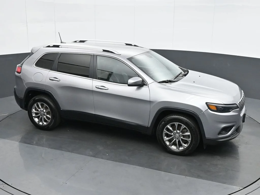 Used 2019 Silver Jeep Latitude Plus image 23