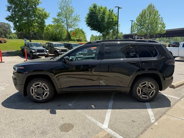 New 2026 Diamond Black Crystal Pearl-Coat Exterior Paint Jeep Limited image 3
