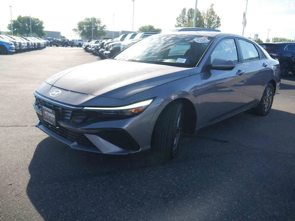 Used 2024 Silver Hyundai SEL image 3